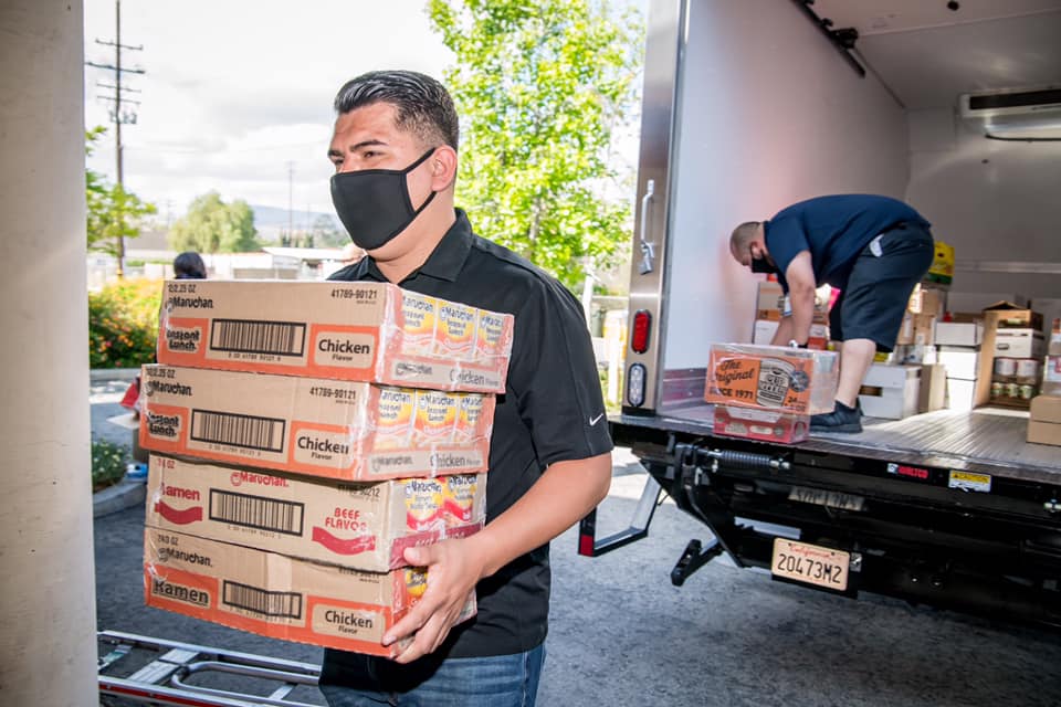 San Manuel team donating food